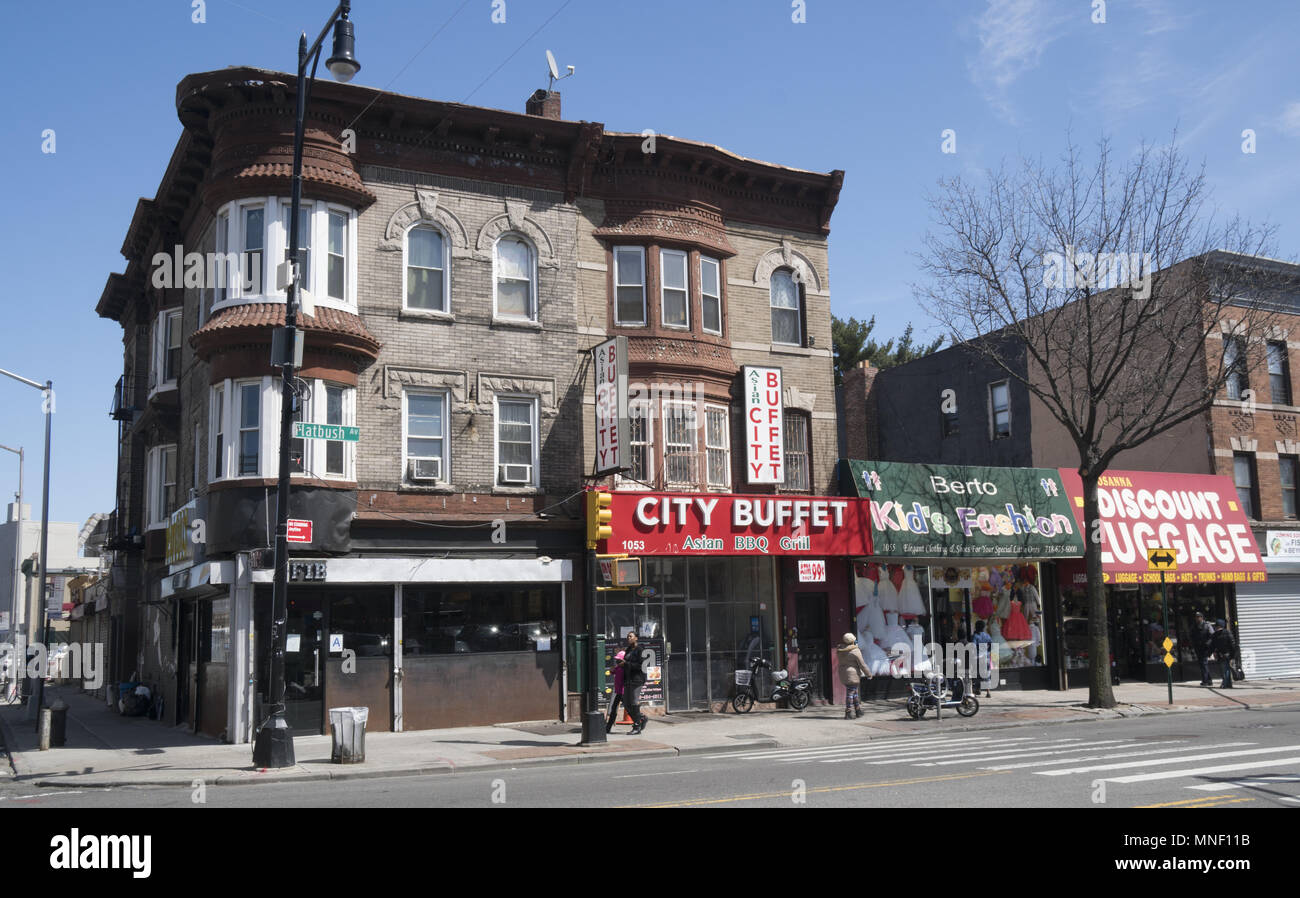 Gebäude aus dem frühen 20. Jahrhundert stehen noch immer Stolz in diesem Stadtteil entlang der Flatbush Avenue in Brooklyn, New York. Stockfoto