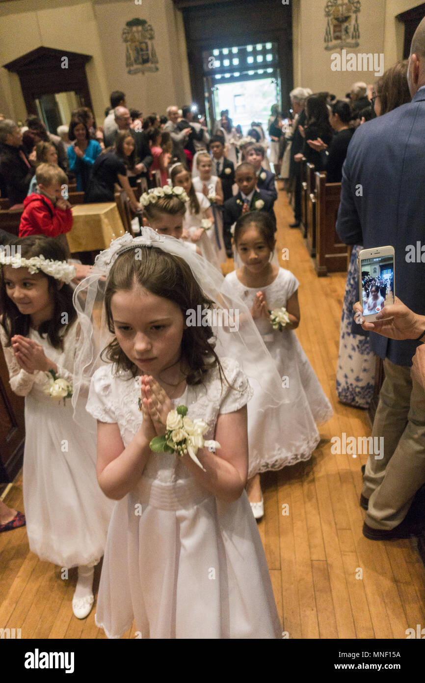 Die erste heilige Kommunion Zeremonie für Kinder an einer katholischen  Kirche in Brooklyn, New York Stockfotografie - Alamy