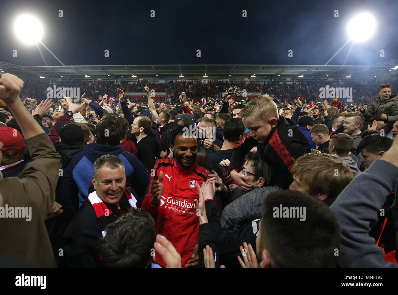 Die rotherham United Michael Ihiekwe reagiert, nachdem der letzte als Fans Pfeifen dringen in die Tonhöhe während der Sky Bet Liga eine Entscheidungsspiel am AESSEAL New York Stadium, Rotherham. Stockfoto