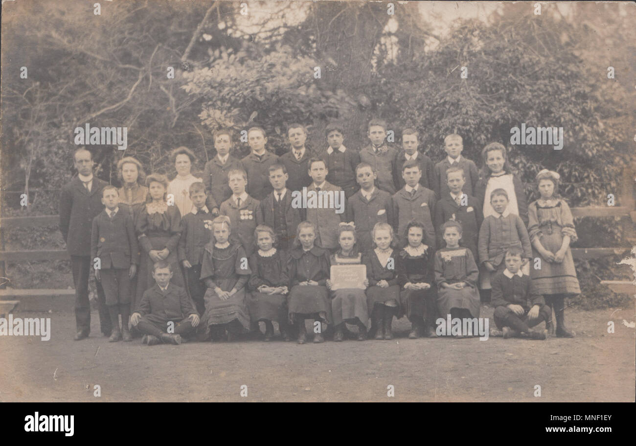 Jahrgang Foto: Lehrer und Kinder an der Bischof Caundle Schule, Dorset, England, Großbritannien Stockfoto