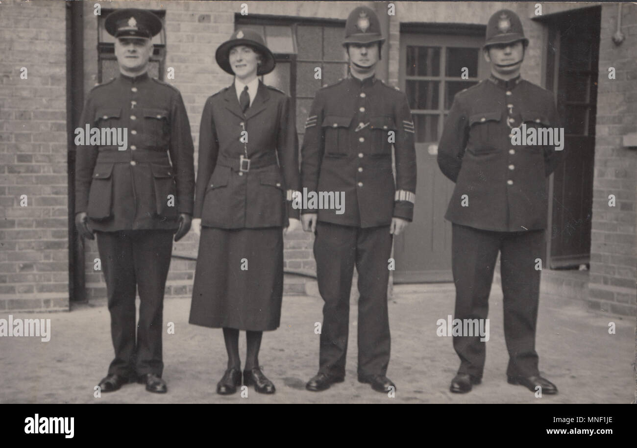 Vintage Bild von Polizisten und eine Polizistin Stand In Line außerhalb einer Polizei Station Stockfoto