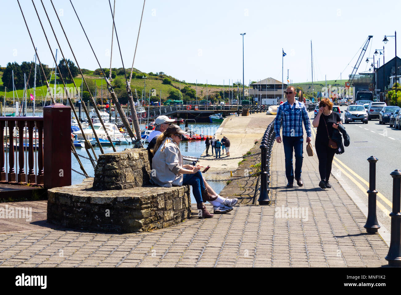 Touristen genießen den Sonnenschein in Kinsale Irland, einem beliebten Urlaubsziel. Stockfoto