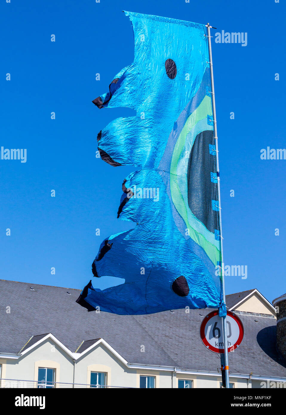 Helle blaue Fahnen gegen einen klaren blauen Himmel an einem sonnigen Tag fliegen. Stockfoto