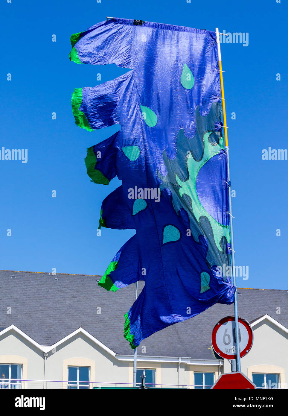 Helle blaue Fahnen gegen einen klaren blauen Himmel an einem sonnigen Tag fliegen. Stockfoto