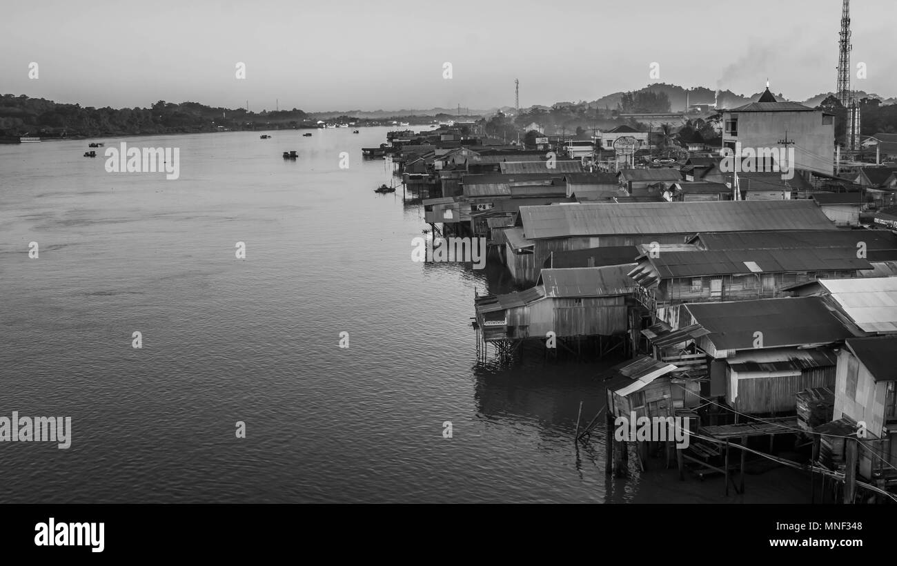 Holzhäuser am Mahakam riverbank, Indonesien. slumgebiet über den Fluss Stockfoto