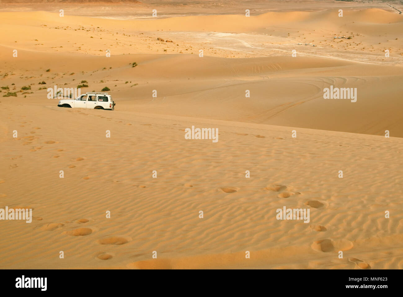 Wüstensafari. Off-road Fahrzeuge in der Wüste Sahara, Libyen. Blick aus dem Inneren des Autos. Getönten Foto. Instagram Filter angewendet. Stockfoto
