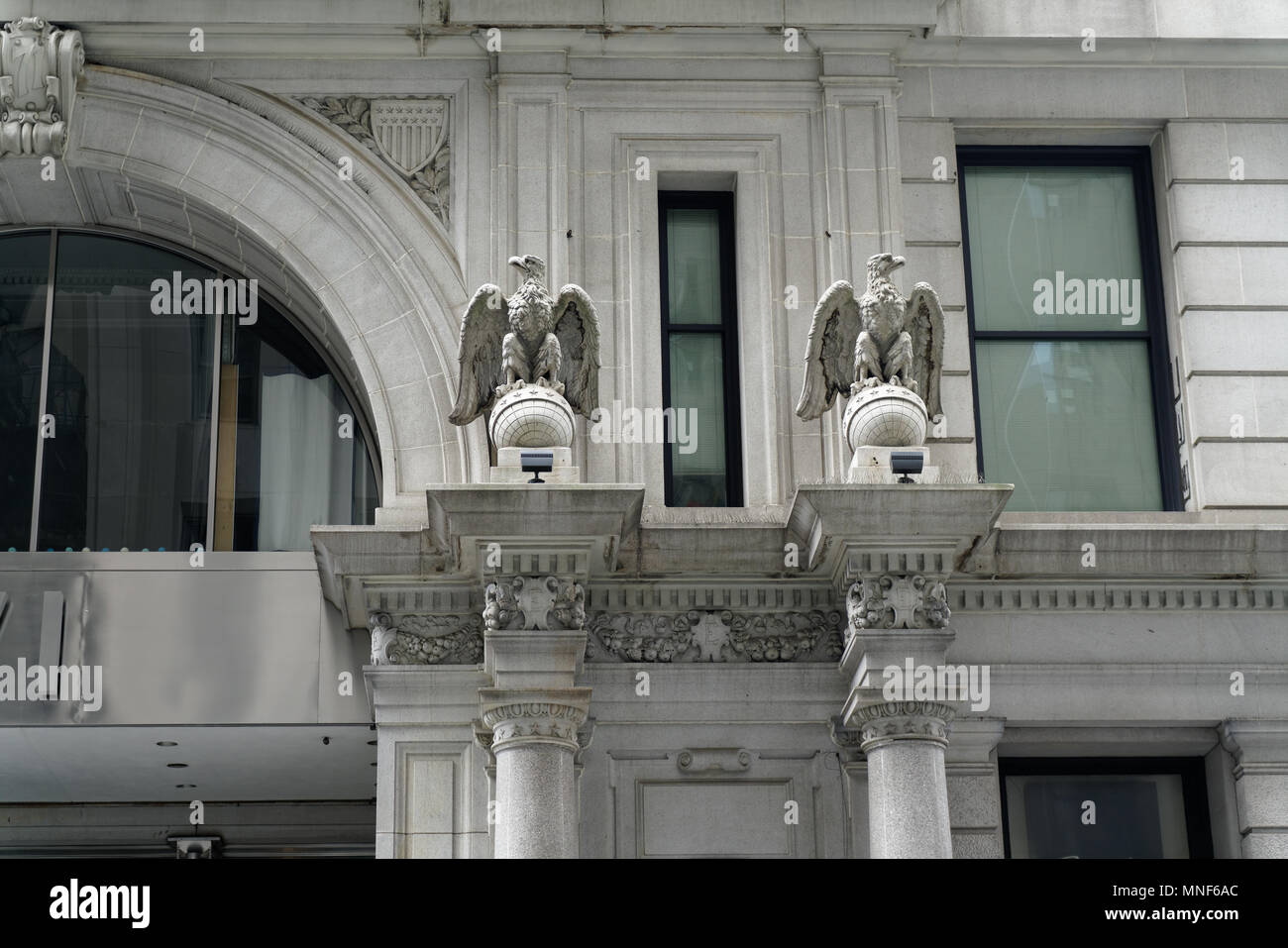 Adler ornament außerhalb des Imperiums bei 71 Broadway in Manhattan. Zwischen 1895 und 1898 Erbaut, Es ist eines der frühesten Hochhäuser. Stockfoto