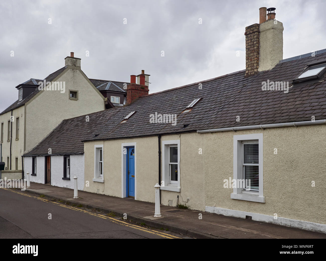 Eine Reihe von 1-stöckigen alten Fishermens Cottages im Long Lane im Broughty Ferry, in der Nähe von Dundee, Angus, Schottland. Stockfoto