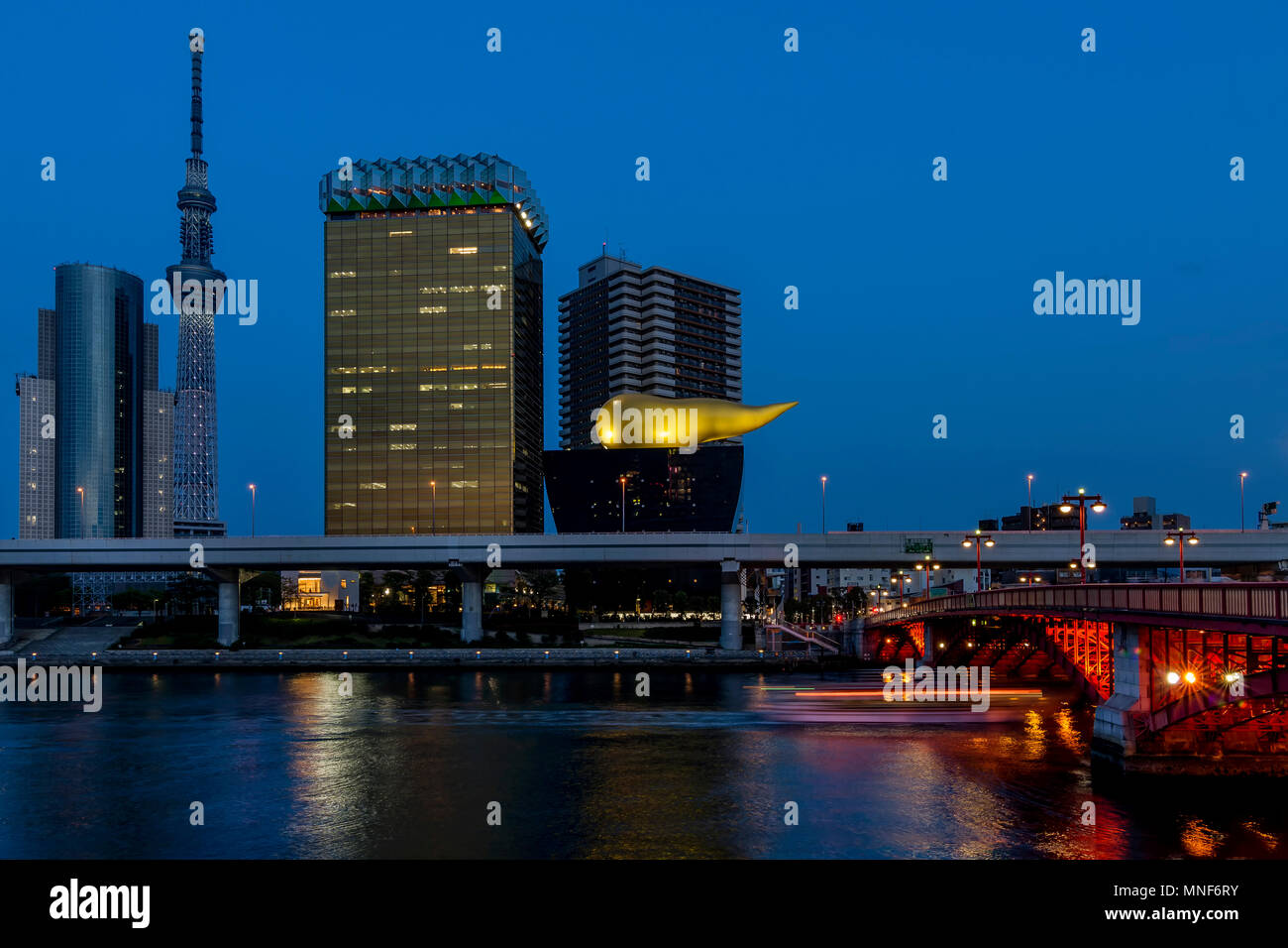 Wunderschöne Aussicht auf dem Sumida Stadtteil von Tokio von der Sumida River, in Japan, in der blauen Stunde Stockfoto Wunderschöne Aussicht auf dem Sumida Stadtteil von Tokio von der Sumida River, in Japan, in der blauen Stunde Stockfoto