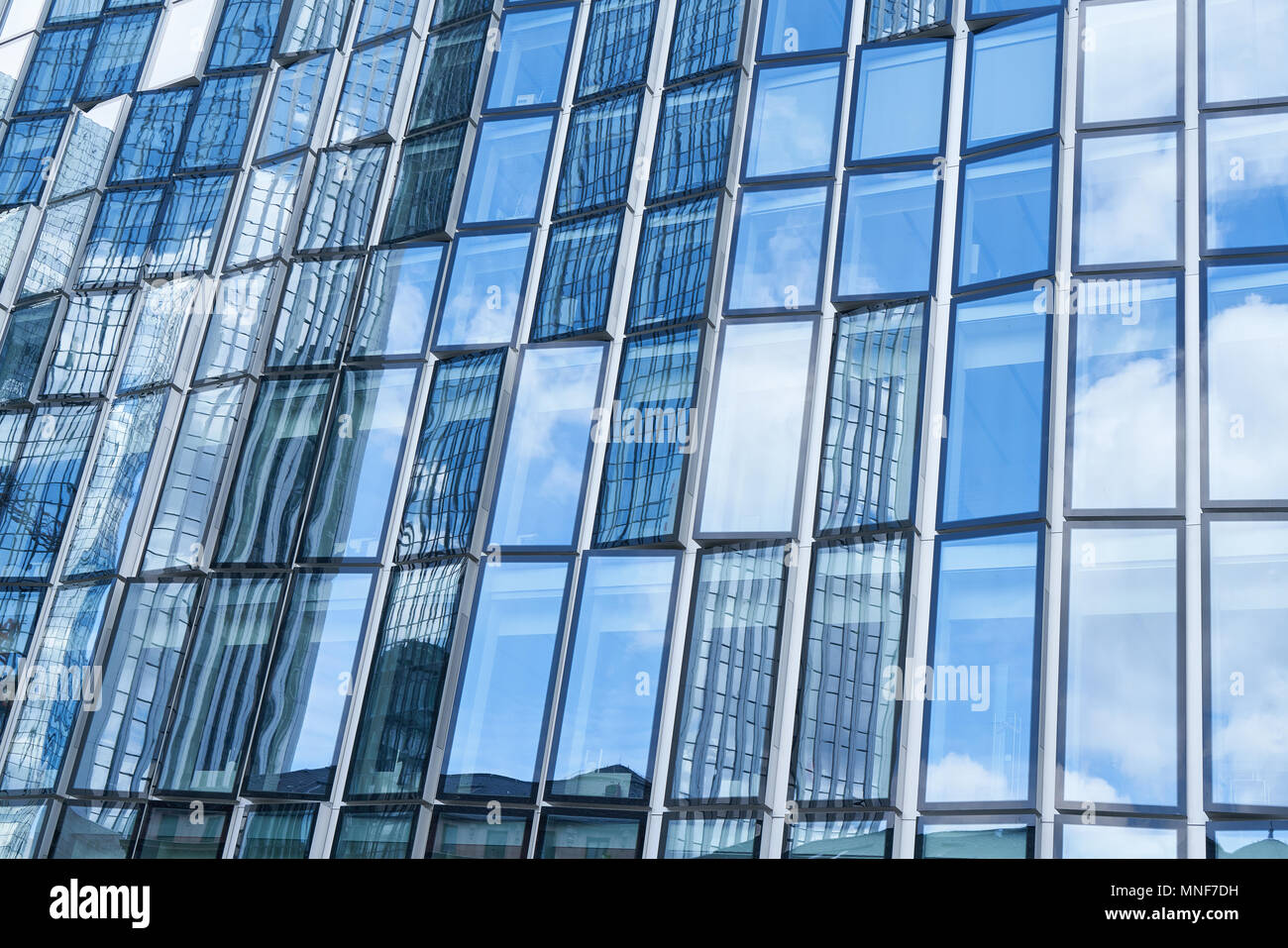 Moderne Architektur in Frankfurt am Main mit reflektierenden Fassade Stockfoto