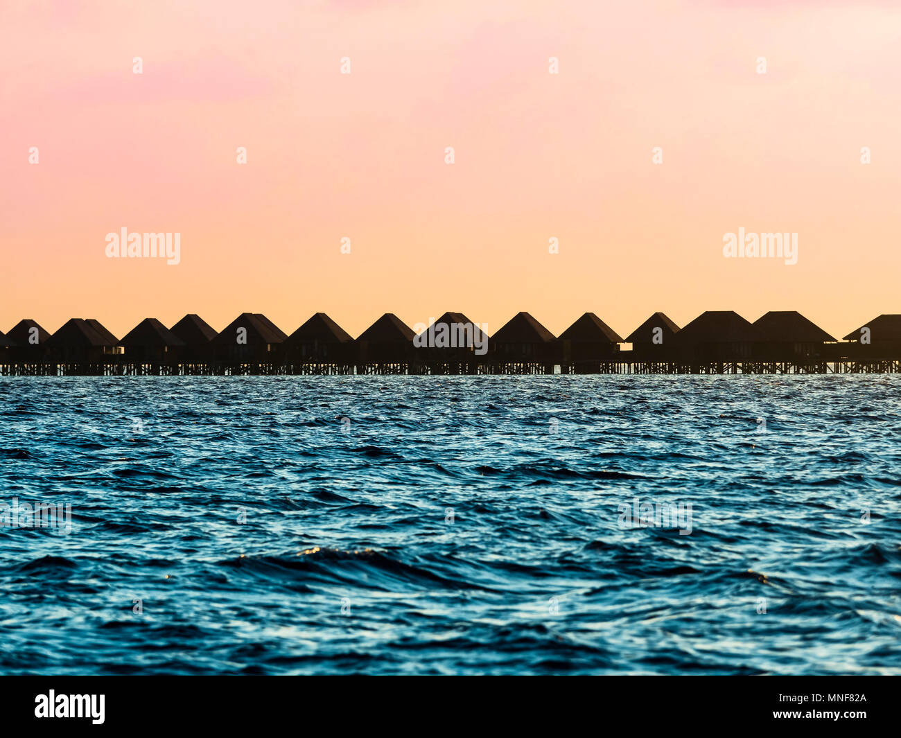 Sunset Water Bungalows, Rsadoo Atoll, Malediven Stockfoto