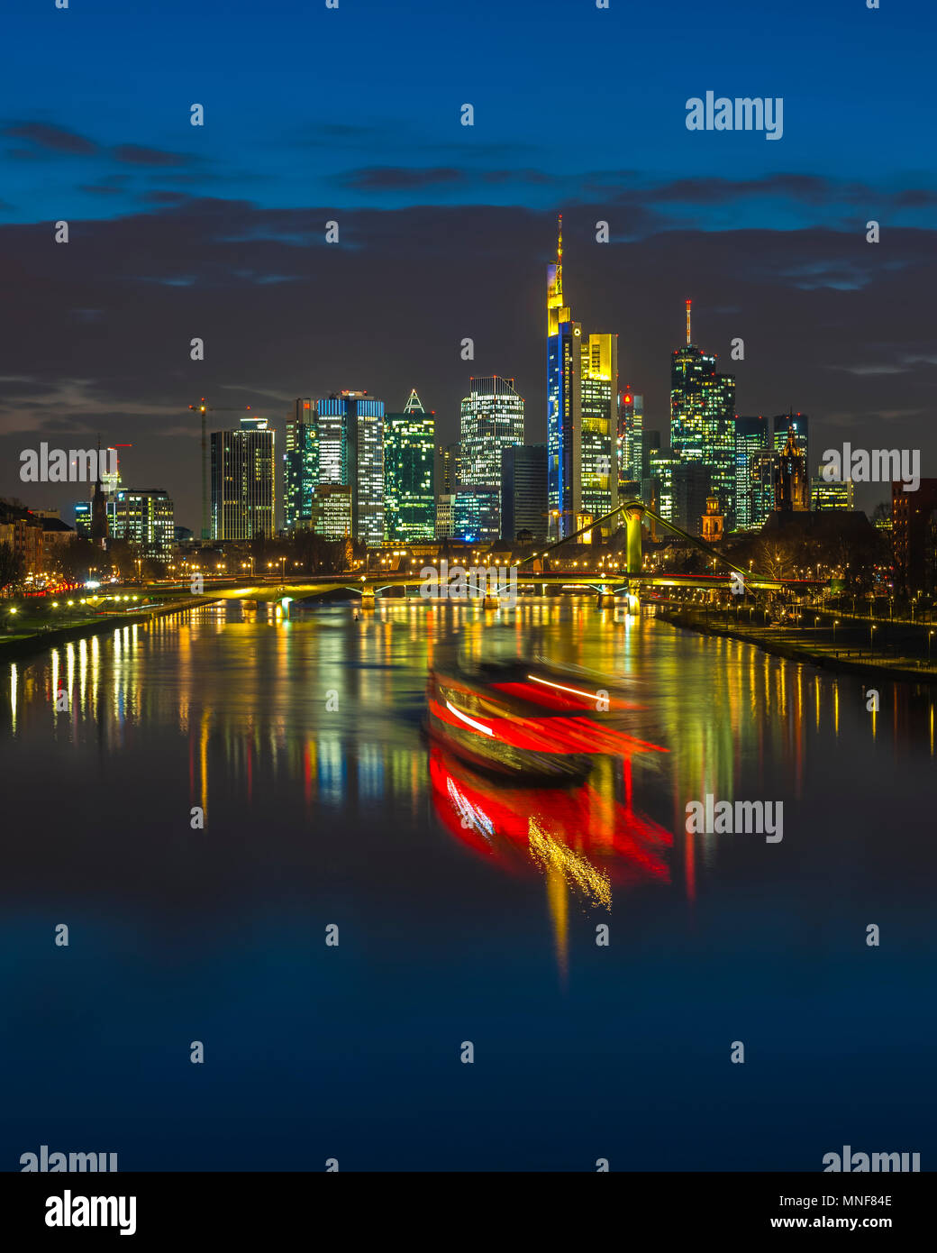 Spur von Licht vom Boot vor der Skyline, Blaue Stunde, Osthafen, Frankfurt am Main, Hessen, Deutschland Stockfoto