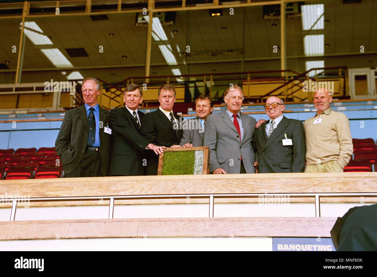 © Alpha drücken Sie C N M 040787 17 05 2000 Jackie Charlton ROGER JAGD Sir Geoff Hurst MARTIN PETERS HANS TILKOWSKI NOBBY & STILE RAY WILSON WEMBLEY RASEN VERKAUFT FÜR NÄCHSTENLIEBE Wembley Stadion in London. Stockfoto
