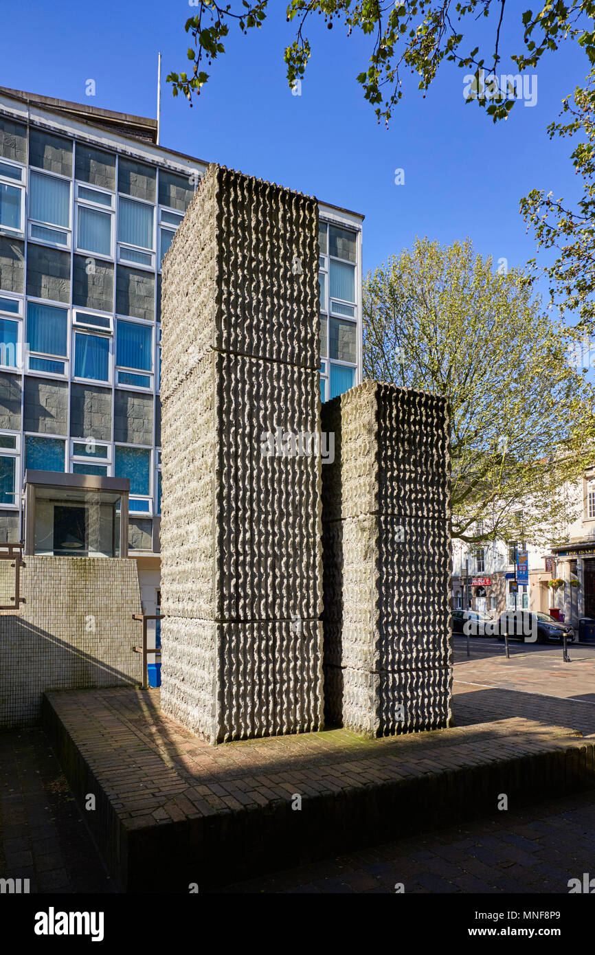 Zwei konkrete Bausteine auf einem Sockel in Guildhall Square, Portsmouth Stockfoto