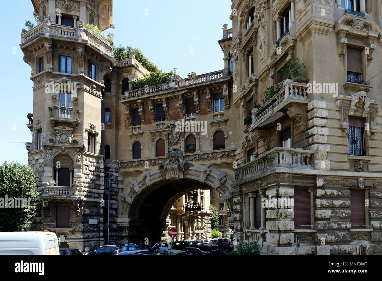 Das Märchen wie gewölbten Eingang zu den Rom Nachbarschaft als Quartiere Coppede, Italien bekannt. Der Architekt und Bildhauer Gino Coppede (1886-1927) w Stockfoto