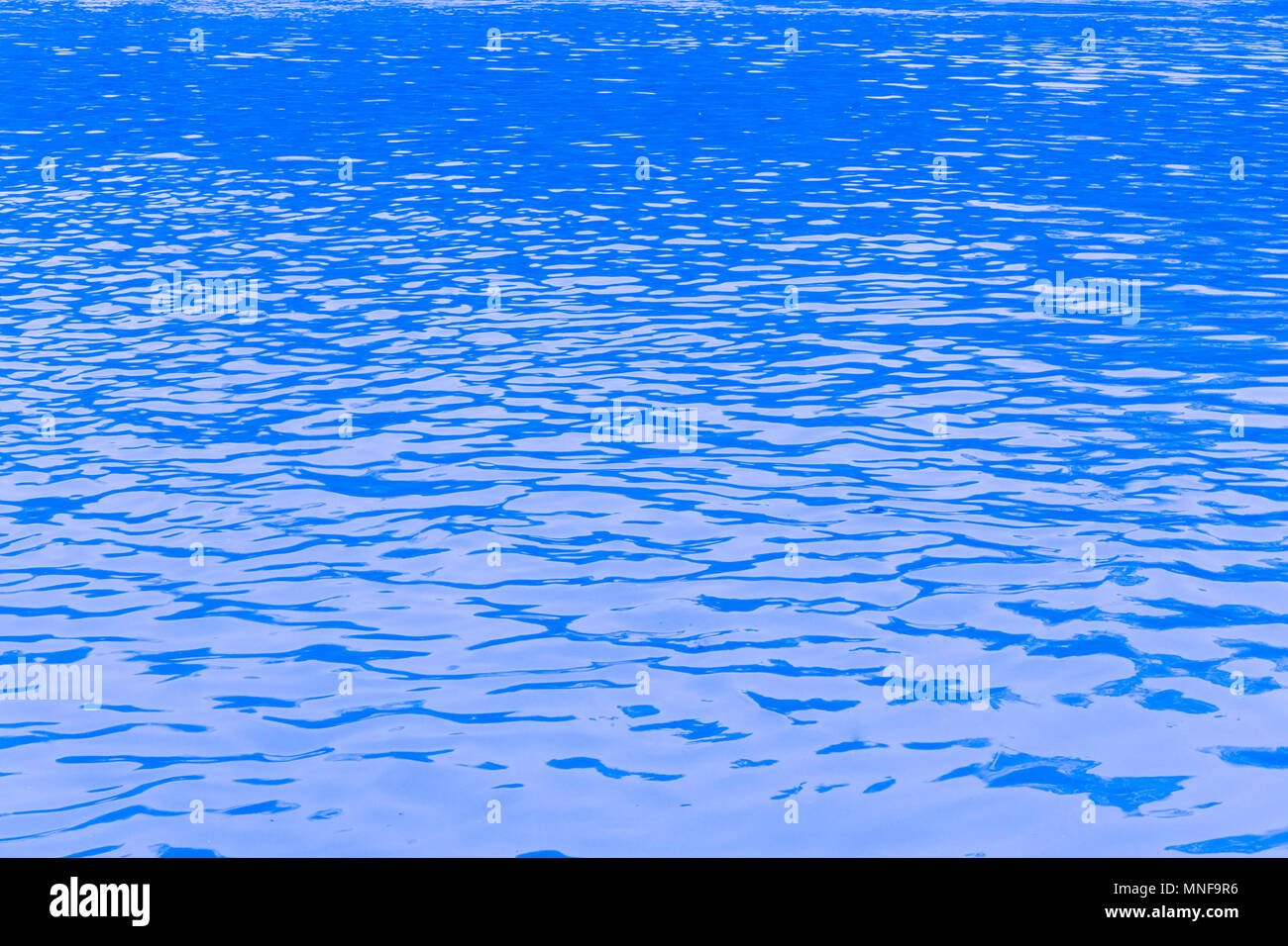 Blaues Wasser im Fluss Textur für Hintergrund. Stockfoto