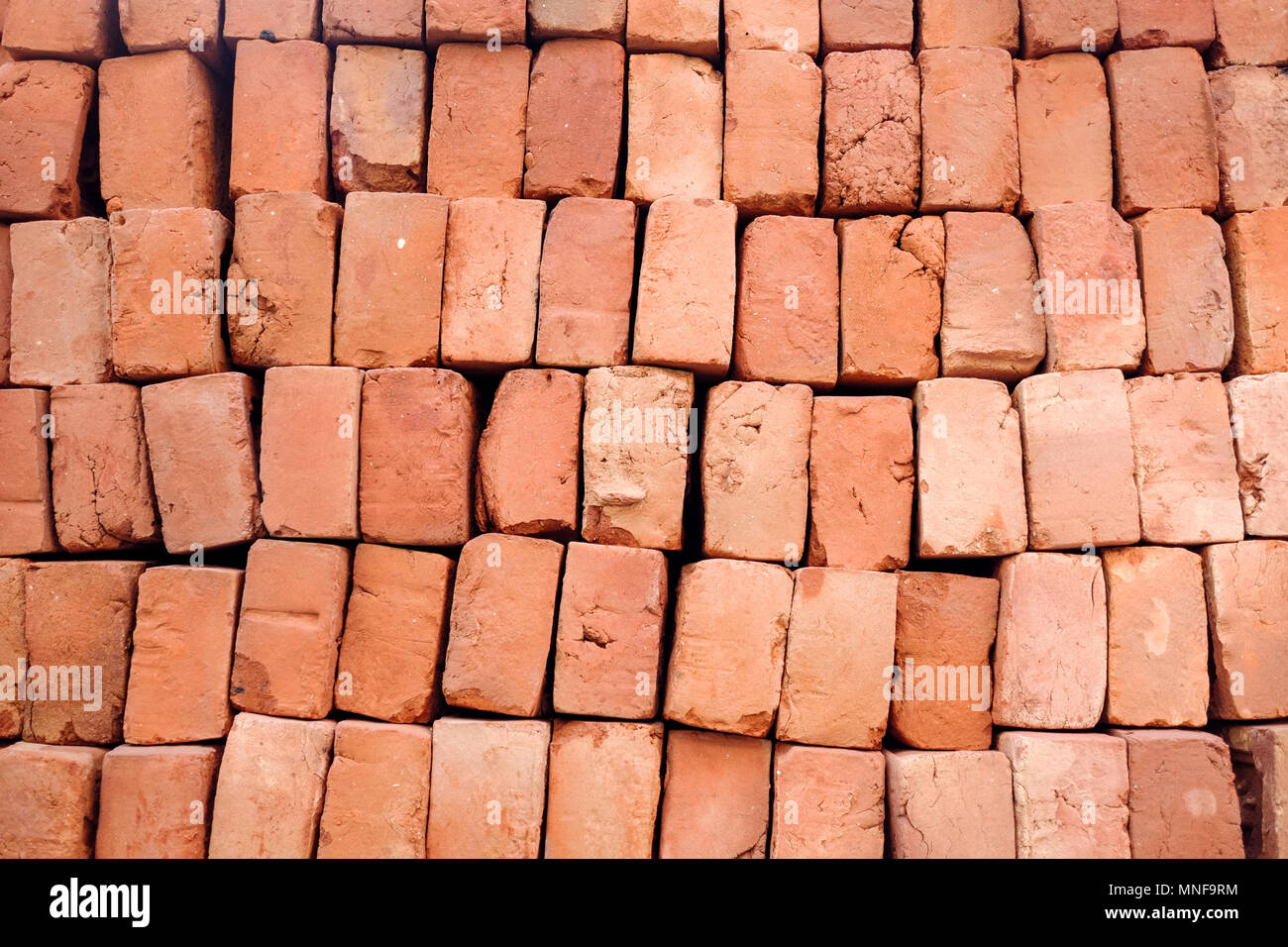 Stapeln von roten Ziegeln auf der Baustelle für das Machen von Wand vorbereitet. Bau Hintergrund. Stockfoto