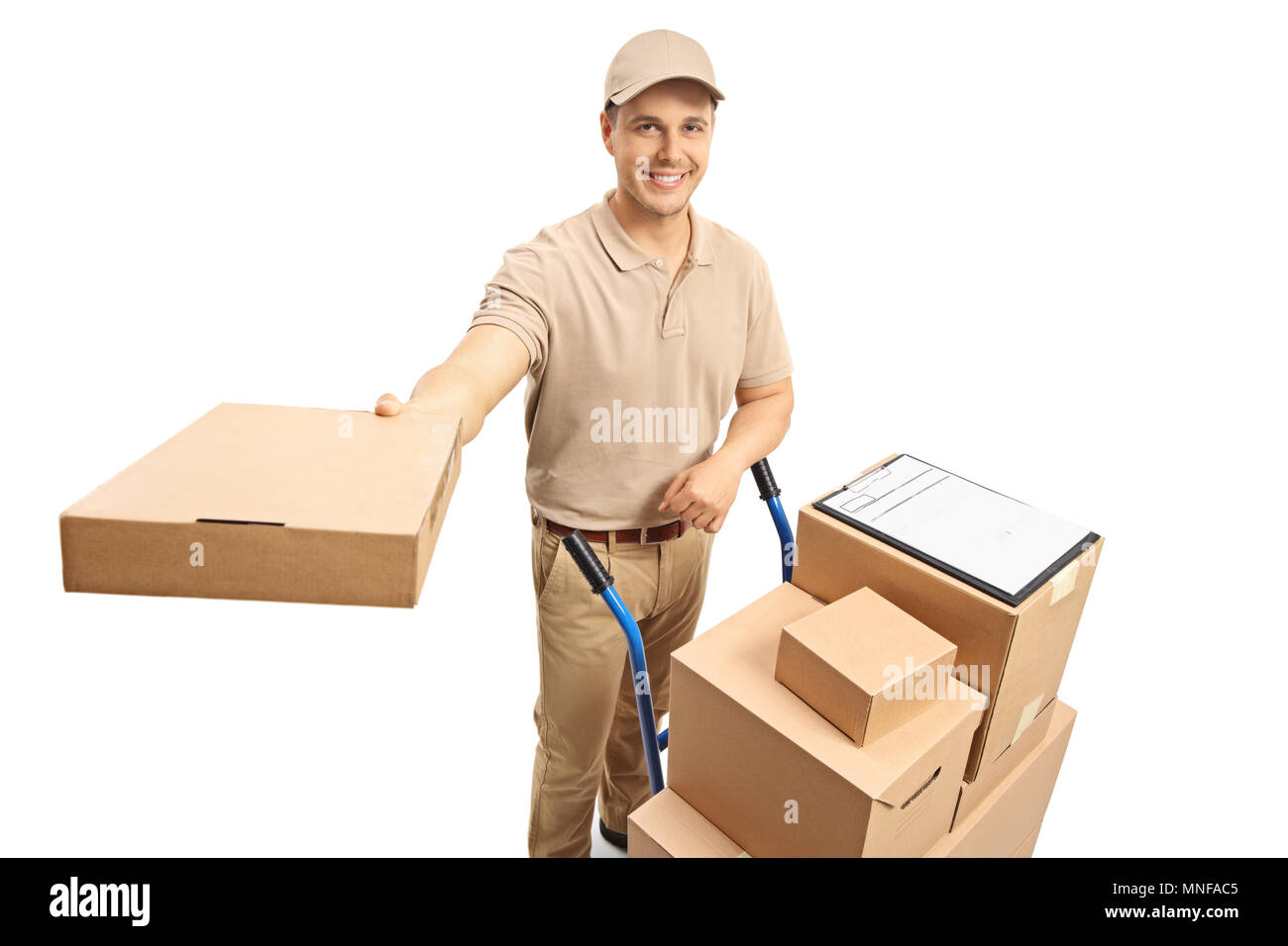 Lieferung Mann mit einer Hand-Lkw mit Boxen, die ein Paket auf weißem Hintergrund geladen Stockfoto