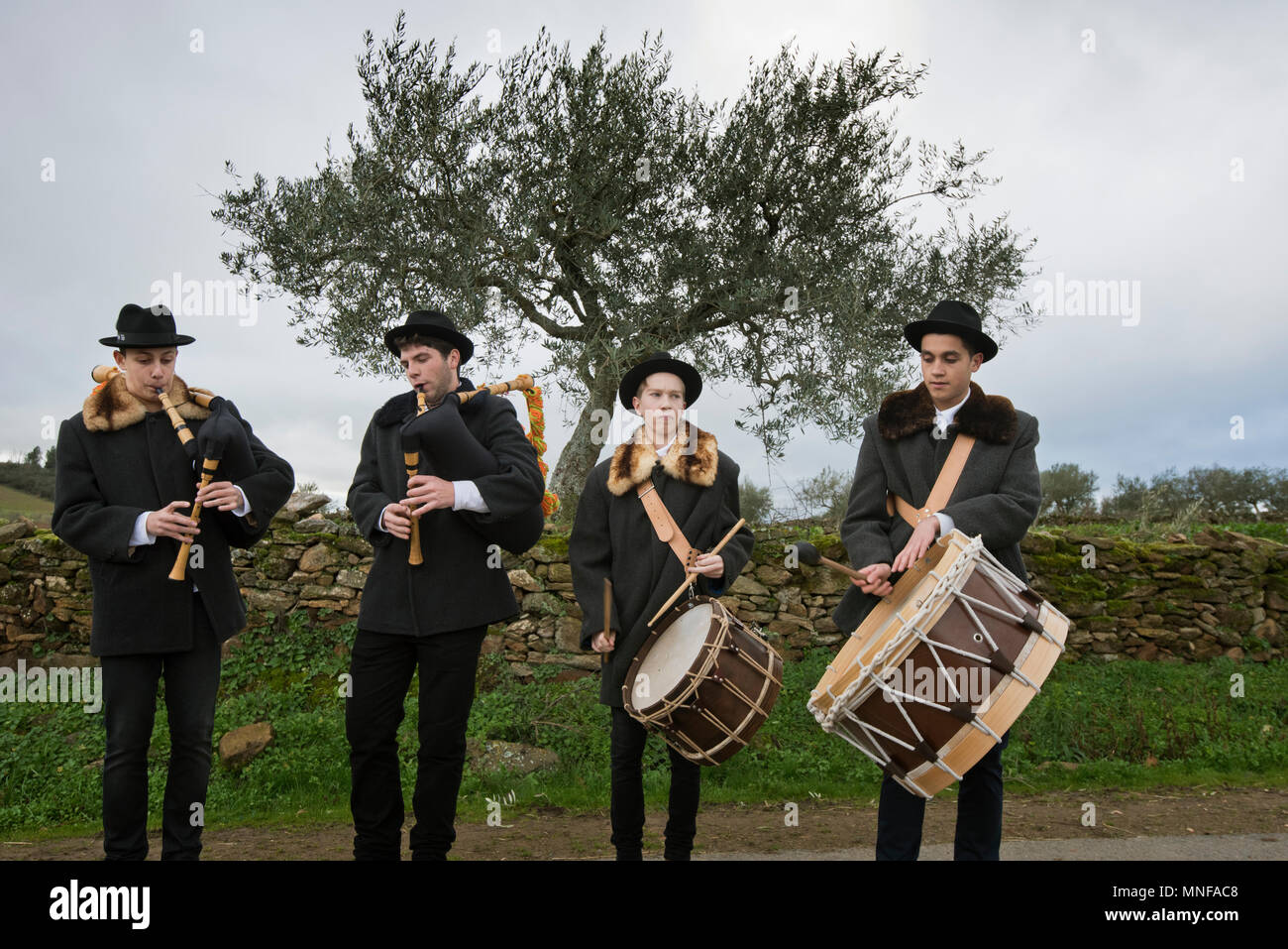 Die Musiker, mit Dudelsäcken und Trommeln, spielen während der Wintersonnenwende Festlichkeiten. , Tras-os-Montes. Portugal Stockfoto