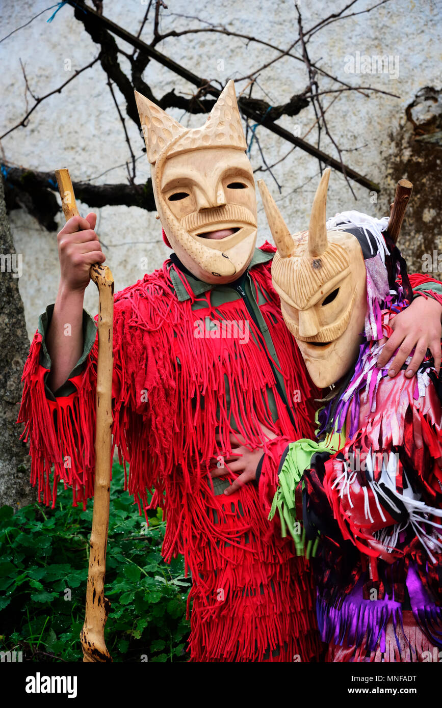 Caretos mit Holzmasken aus Lazarim, während des Karnevals und der Wintersonnenwende Festlichkeiten genutzt. Tras-os-Montes, Portugal Stockfoto