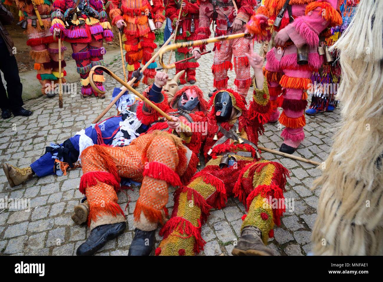Caretos häufen, während der Wintersonnenwende Festlichkeiten. Salsas, Tras-os-Montes. Portugal Stockfoto
