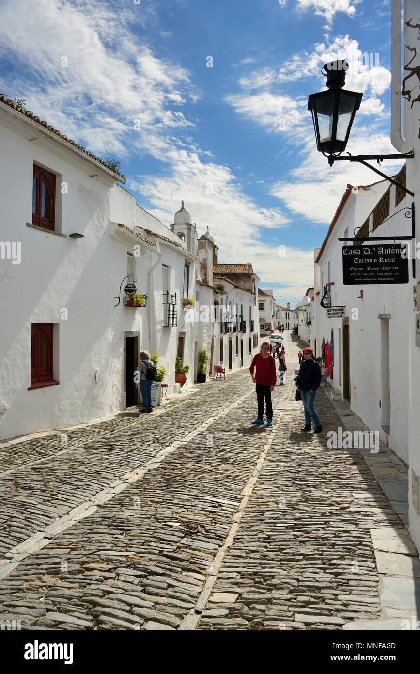 Die weiß getünchten Häuser der historischen Stadt Monsaraz. Alentejo, Portugal Stockfoto