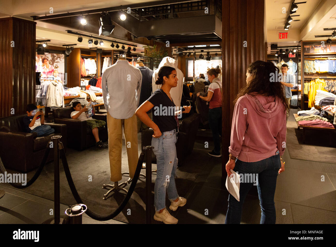 Abercrombie & Fitch Kleidung - Menschen Einkaufen in der Abercrombie & Fitch store 5th Avenue, New York City, USA Stockfoto