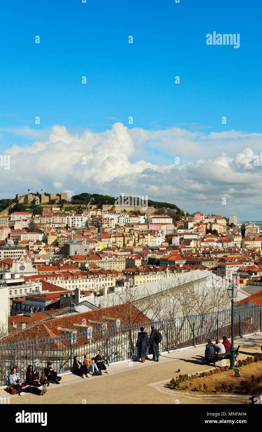 Sao Pedro de Alcantara Belvedere, einer der besten Aussichtspunkte in der Altstadt von Lissabon. Portugal Stockfoto