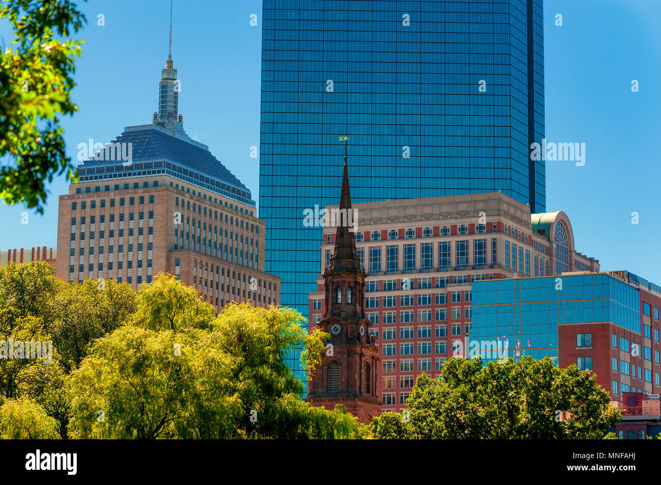 Ein weiterer Abschnitt von Boston Skyline von Boston Public Gardens gesehen. Stockfoto