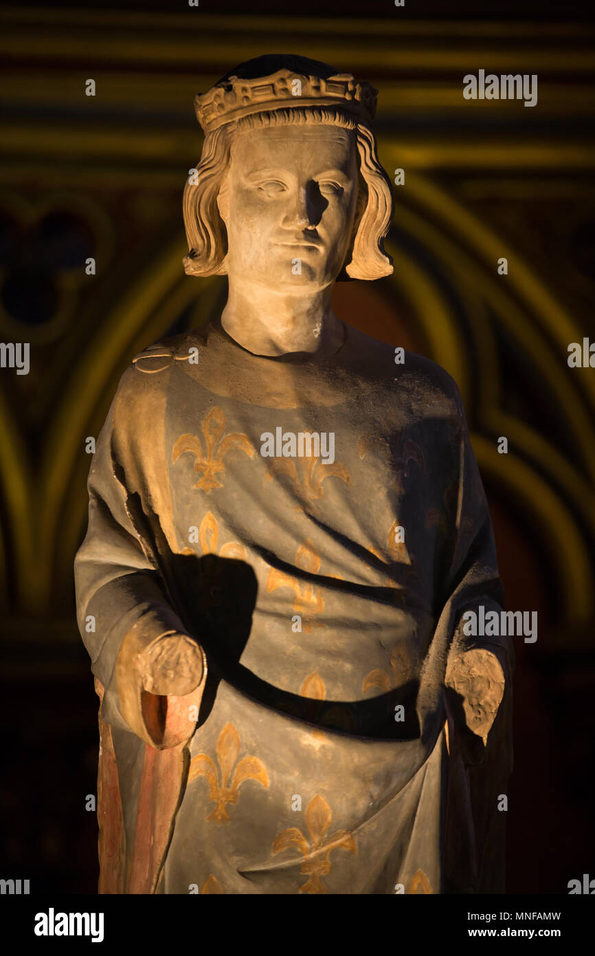 Paris - Sainte Chapelle. Statue von Ludwig IX., dem König von Frankreich Stockfoto