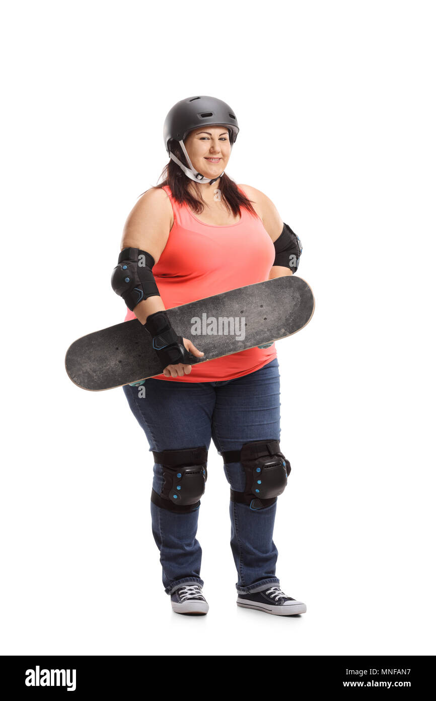 In voller Länge Porträt einer übergewichtigen Frau mit Schutzkleidung mit einem Skateboard auf weißem Hintergrund Stockfoto
