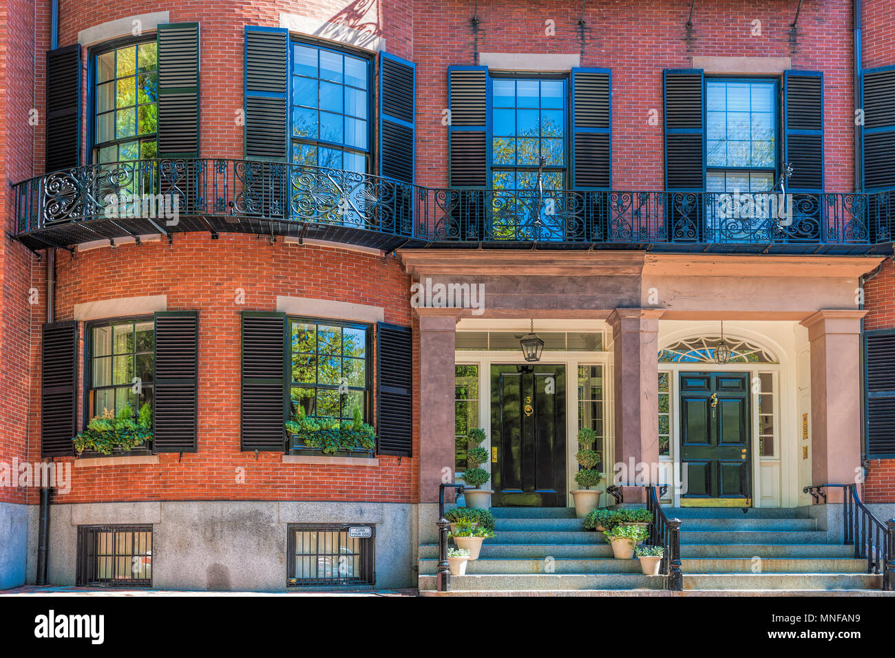 Boston, Massachusetts, USA - 12. September 2016: Eine attraktive Eingang zu dieser schönen Bundesrepublik architektonischen Stil Gebäude aus Backstein auf dem Beacon Hill in Stockfoto