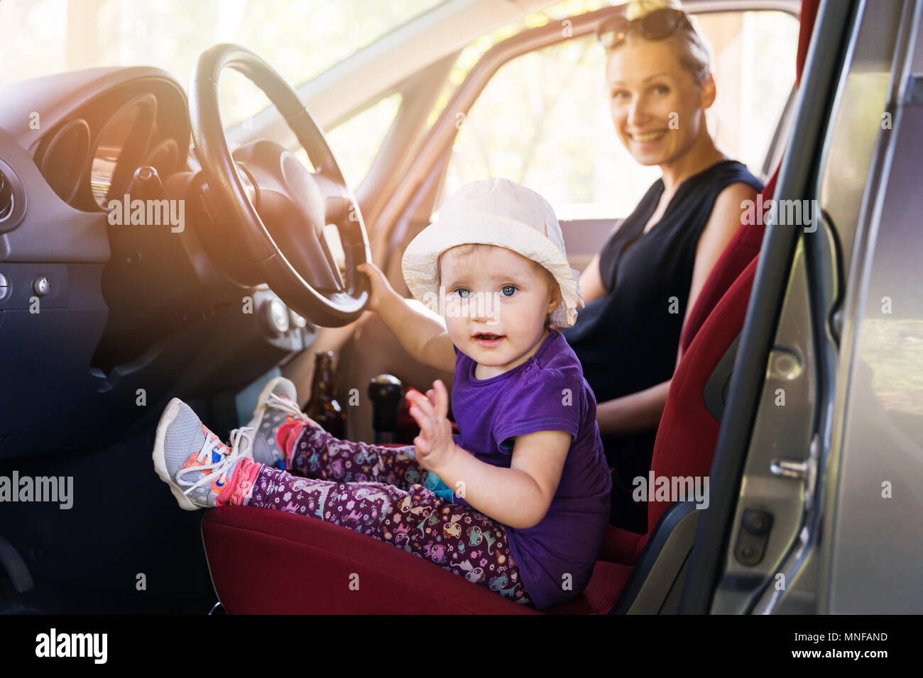 Mutter mit Kind spielen im Auto Stockfoto