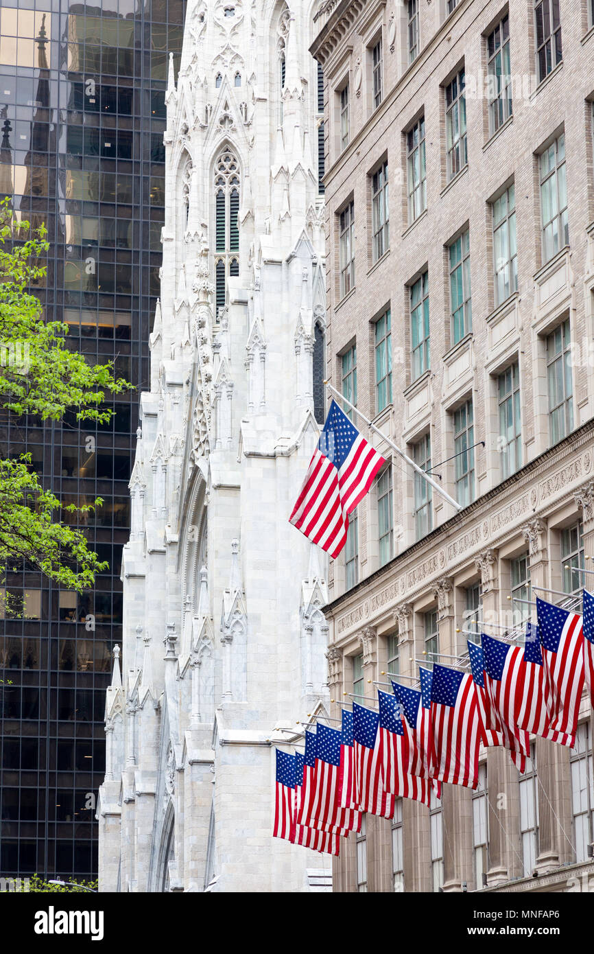 Amerikanische Fahnen auf der Vorderseite der Saks Fifth Avenue, Fifth Avenue, New York City, USA Stockfoto