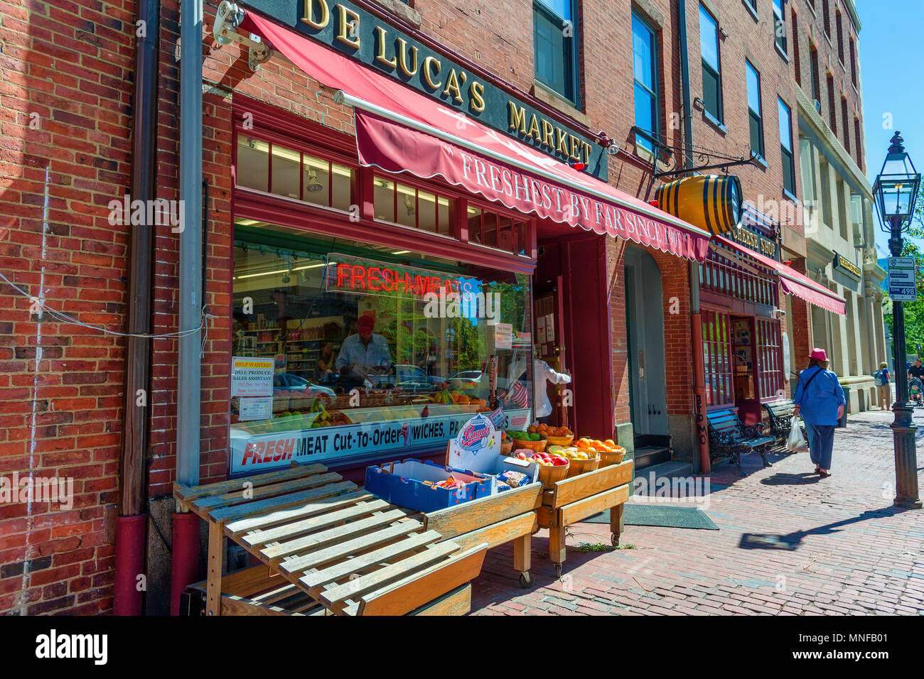 Boston, Massachusetts, USA - 12. September 2016: Käufer können gesehen werden innerhalb der Beacon Hill De Luca's Markt, wo man frisches Kaufen treffen, produzieren und Stockfoto