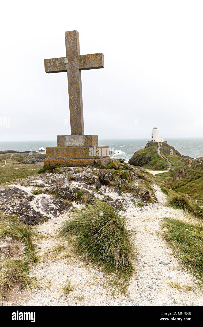 Kreuz und Leuchtturm auf llanddwyn Island, Anglesey, Wales, Großbritannien Stockfoto