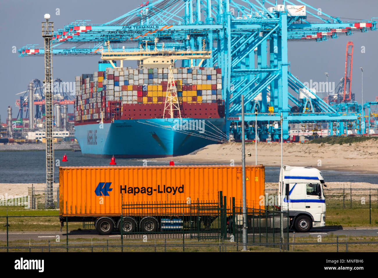 Der Hafen von Rotterdam, Niederlande, Deep Sea Port Maasvlakte 2, auf einer künstlich geschaffenen Land Bereich vor der ursprünglichen Küste, APM-Container Stockfoto