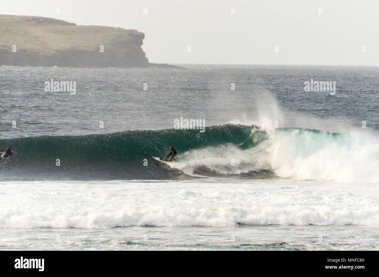 Surfer in einem barel in Thurso, Highland, Schottland Stockfoto