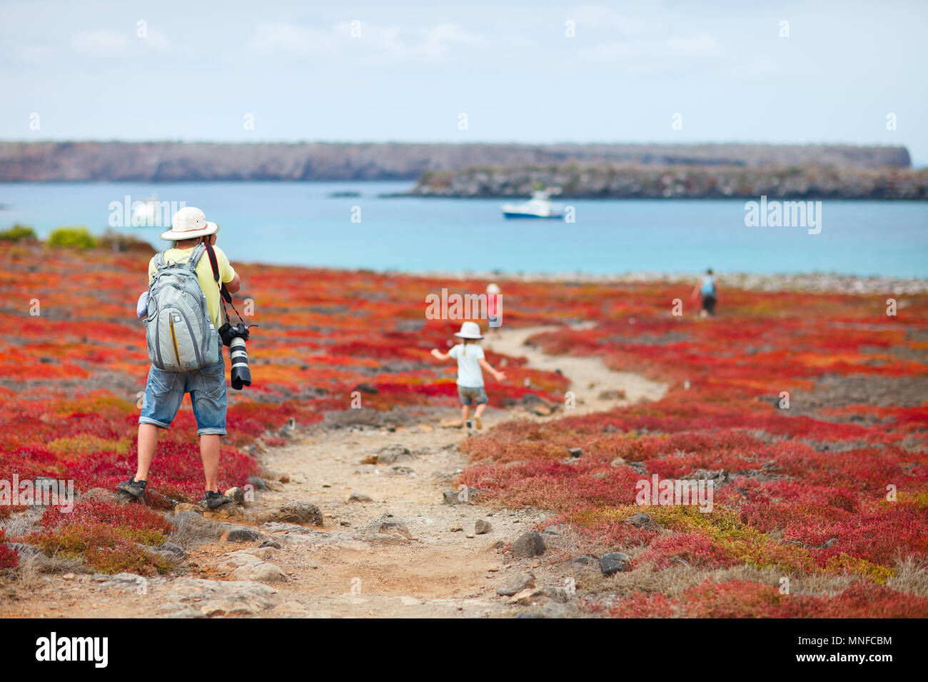 Rückansicht eines jungen Mannes Fotografieren auf Galapagos Inseln Stockfoto