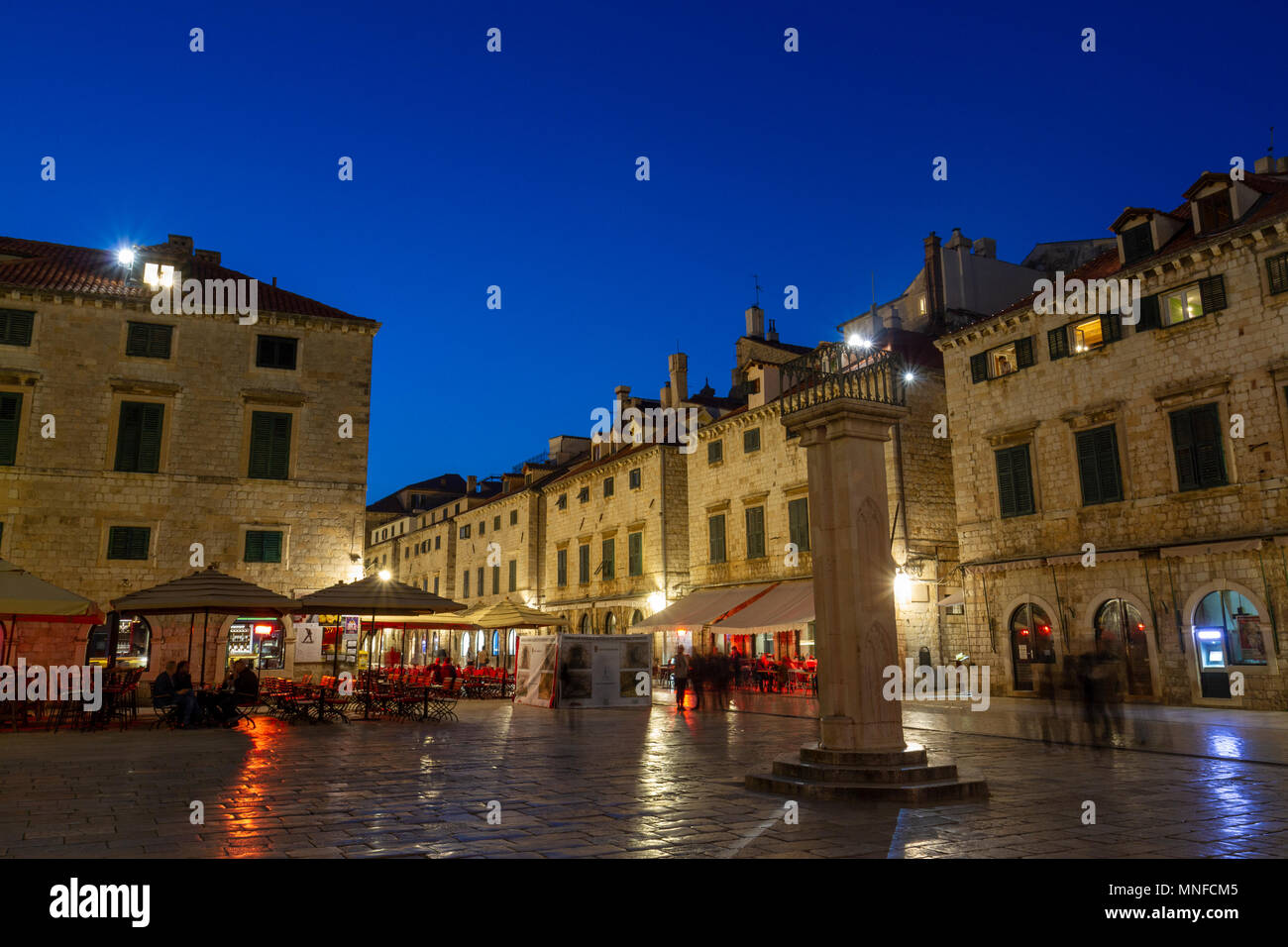 Am Abend ansehen (ca. nach Westen) von Orlando's Spalte auf Stradun, Luža Platz in der Altstadt von Dubrovnik, Kroatien. Stockfoto