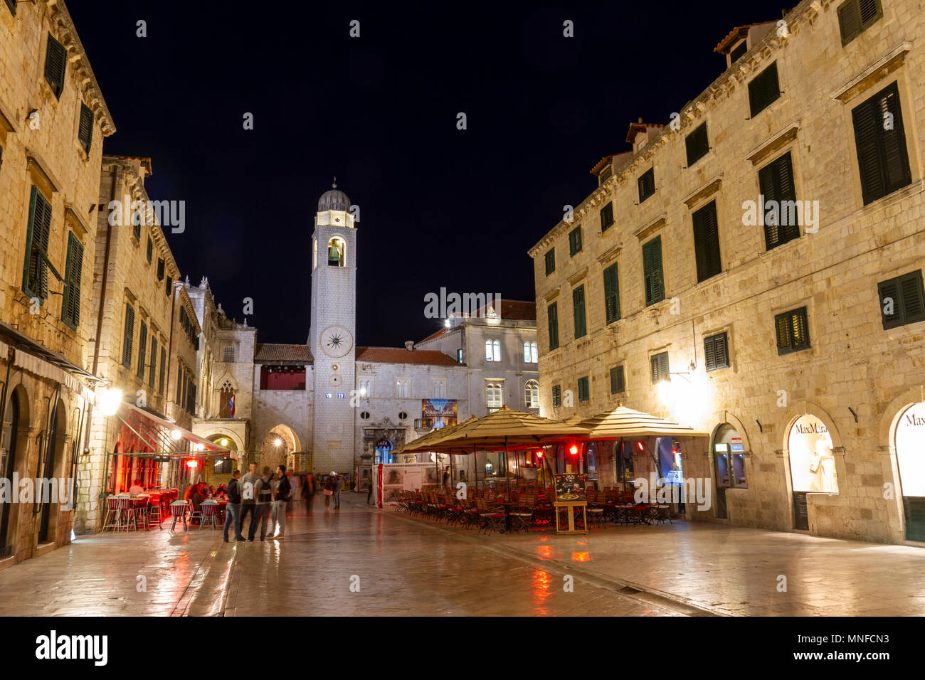 Nacht Blick nach Osten, Stradun (Hauptstraße) in Richtung der Uhrturm, in der Altstadt von Dubrovnik, Kroatien. Stockfoto