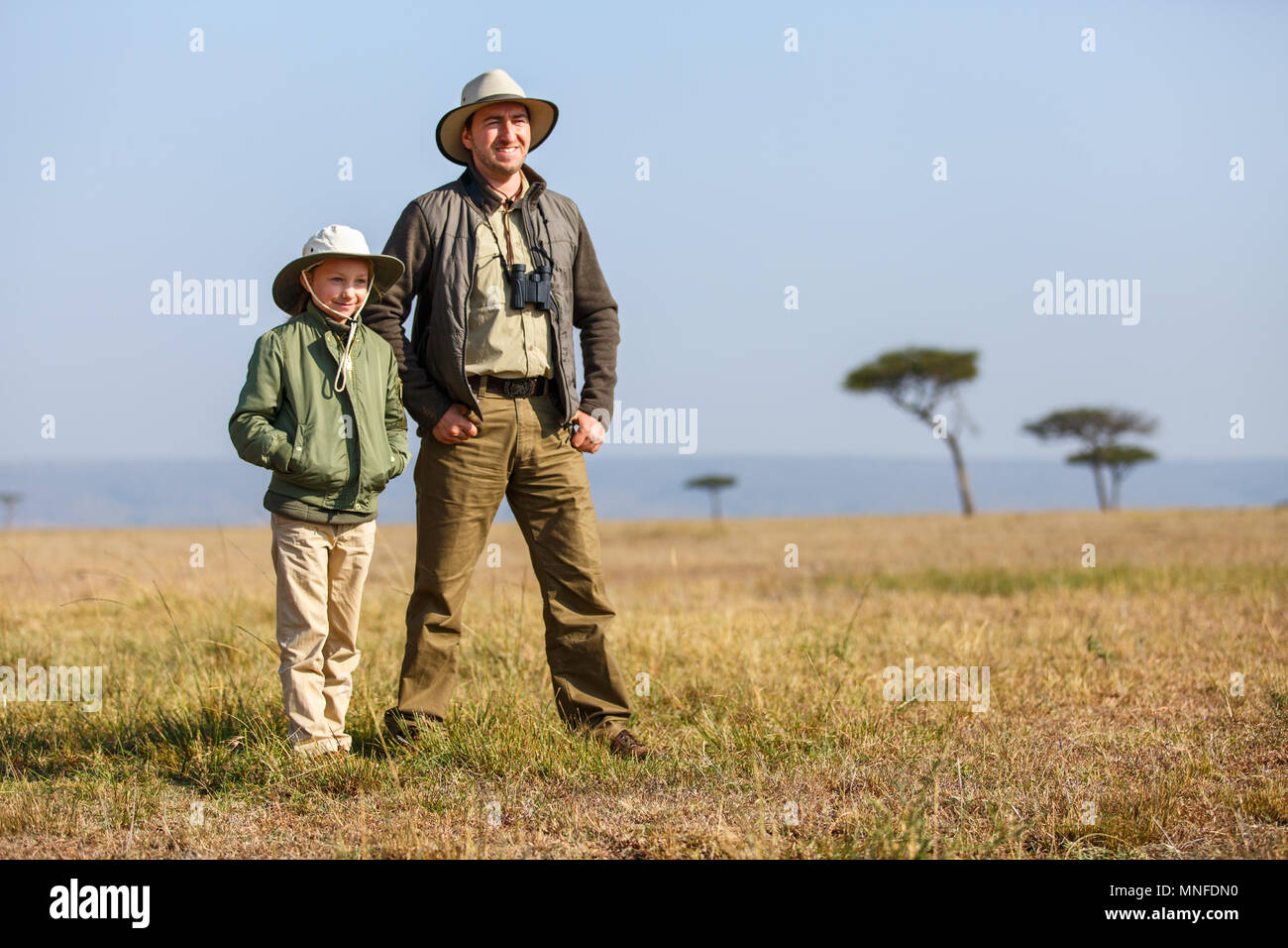 Familie von Vater und Kind African Safari Urlaub genießen Bush anzeigen Stockfoto