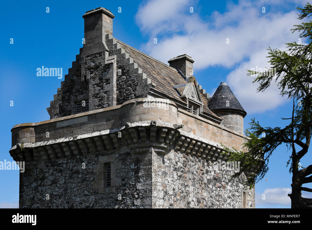 Fatlips Schloss, das über dem Fluss Teviot in den Scottish Borders sitzt in der Nähe des Dorfes Denholm Stockfoto