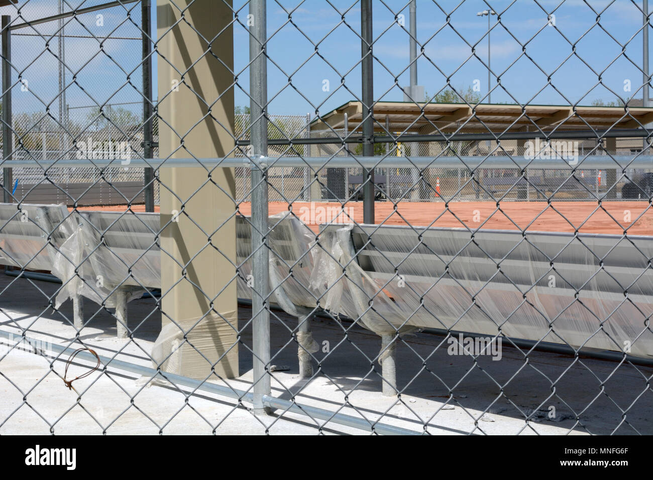 Neuen Softballfeld mit Bänken noch in Plastik am See Aussicht in Wheat Ridge Colorado gewickelt Stockfoto