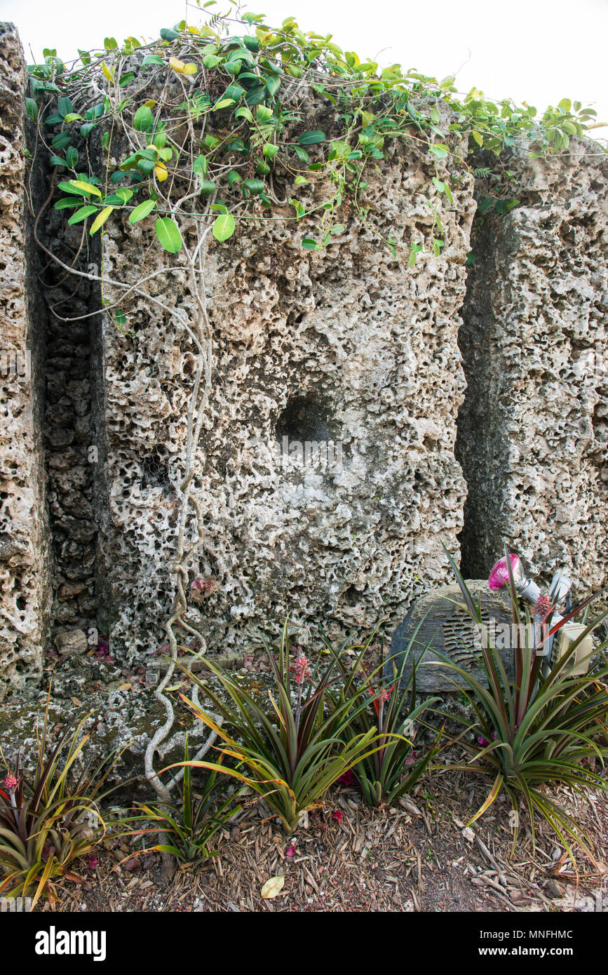 Coral Castle geheimnisvolle, unerklärliche Details. Zwei große Schlitze in die Mauer eine unerklärte gebohrte Loch. South Miami. Stockfoto