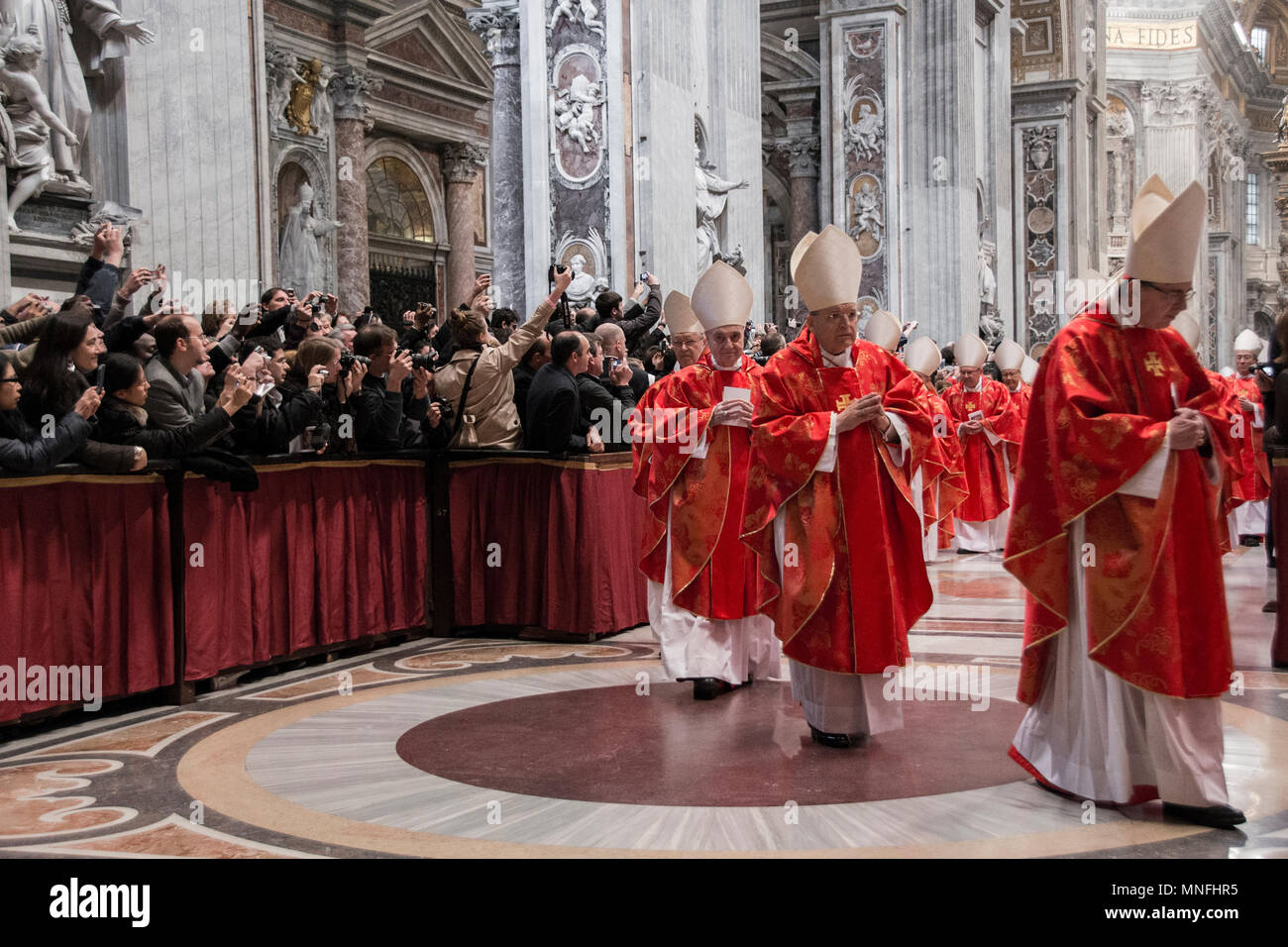 Saint Peter's Basilica, Vatikanstadt 2013. Touristen fotografieren Kardinäle nach dem Gottesdienst Stockfoto