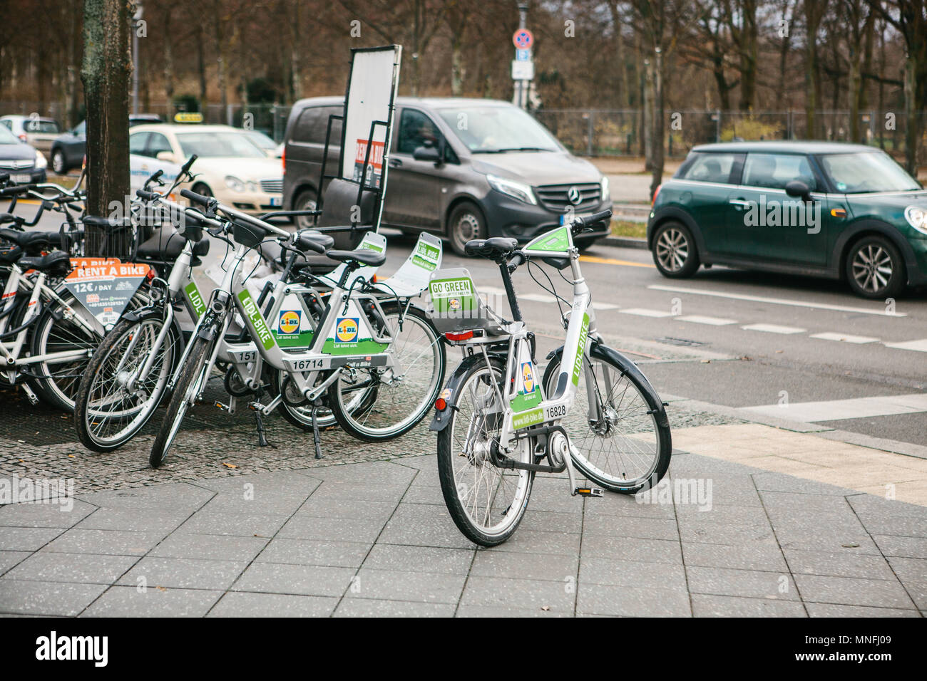 Berlin, Deutschland, 15. Februar 2018: Mieten Sie ein Fahrrad, um die Stadt zu bewegen. Eine umweltfreundliche und populäre Transportmittel in der Stadt für Einheimische und Touristen Stockfoto