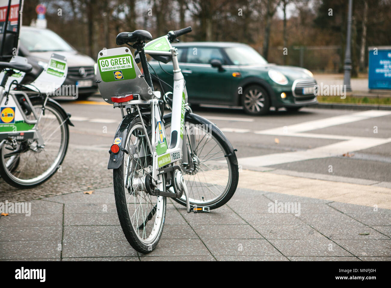 Berlin, Deutschland, 15. Februar 2018: Mieten Sie ein Fahrrad, um die Stadt zu bewegen. Eine umweltfreundliche und populäre Transportmittel in der Stadt für Einheimische und Touristen Stockfoto