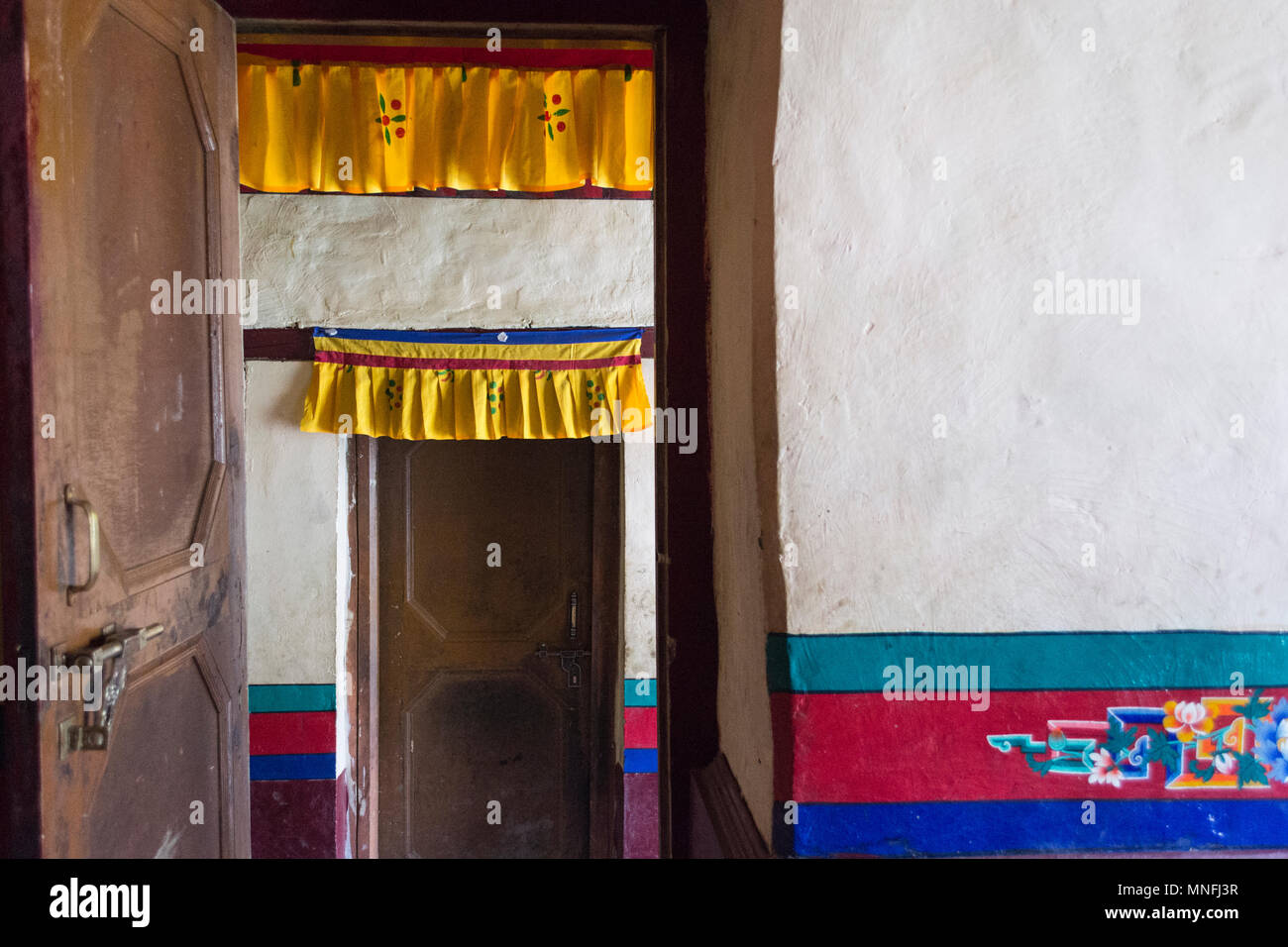 Zanskar Tal, Indien. Türen öffnen in tibetisch-buddhistischen Tempel Stockfoto