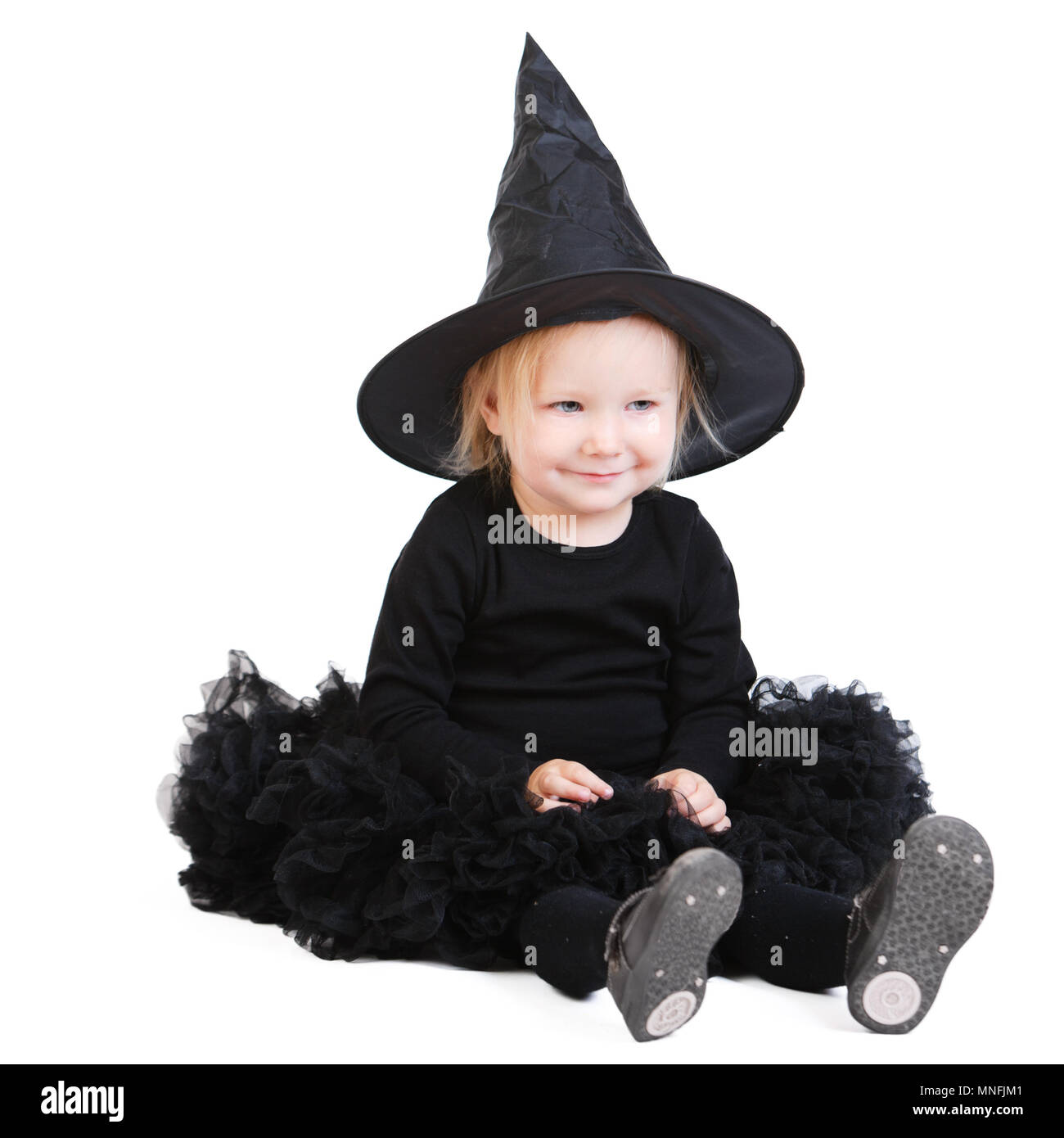 Halloween kleine Hexe auf weißem Hintergrund Stockfoto